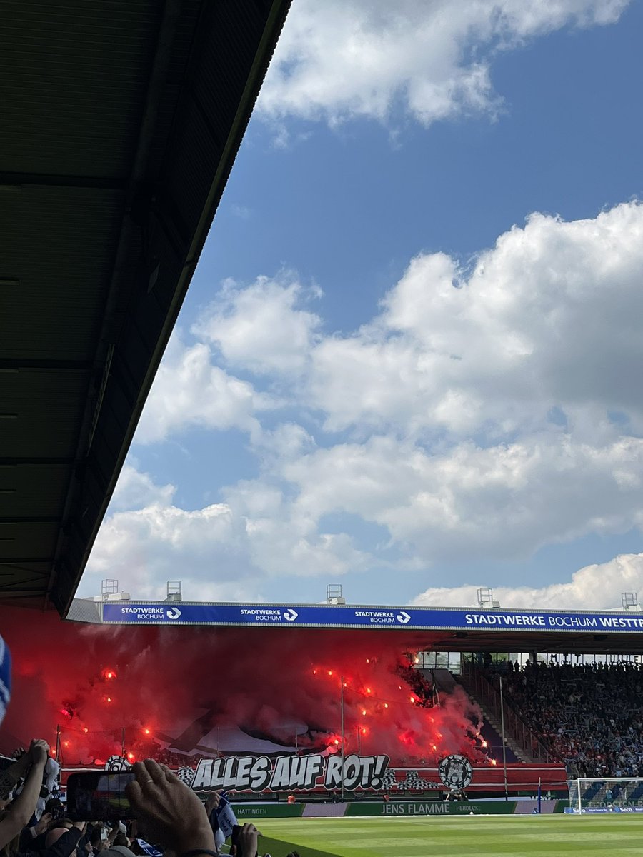 pr1893's tweet photo. Nejlepší liga na světě a zápas Bochum - Hannover 96. Nečekal jsem moc, o to víc jsem byl nadšenej - skvělá atmosféra. Lístky 10/10, díky @DestinaceFotbal. Momentální skóre stadionů v 2. bundeslize 12/18 🏟️ #groundhopping https://t.co/yJxURPfNGJ