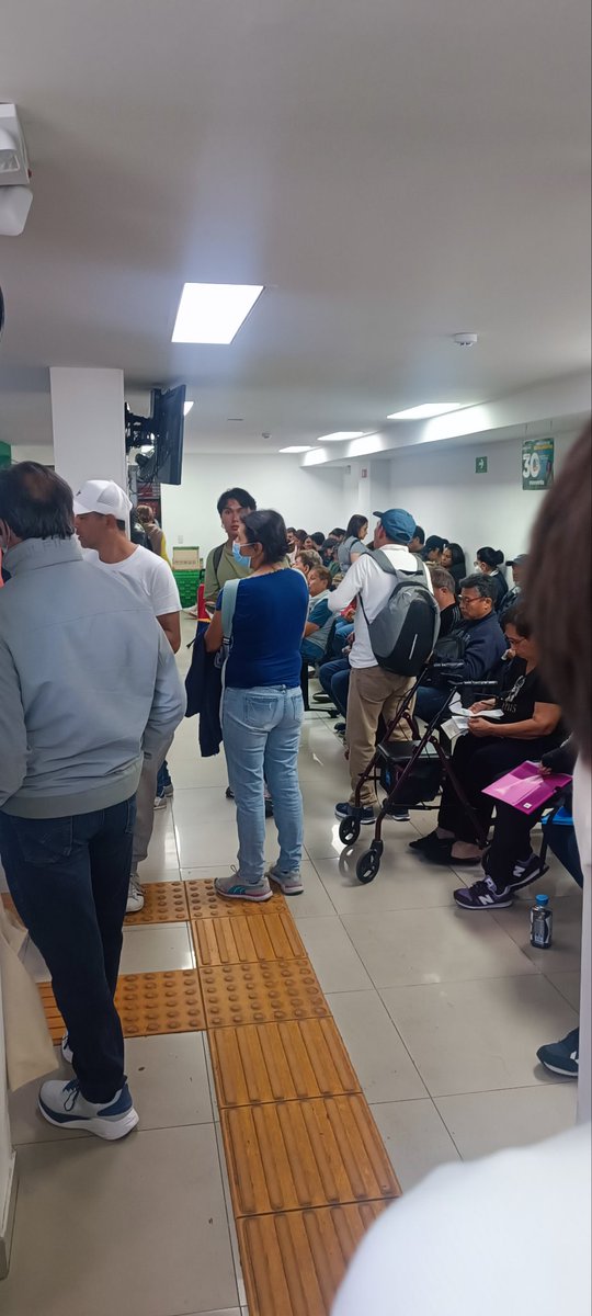 eddybohorquez's tweet photo. @CruzVerdeCo buenos días estoy en la cruz verde de Cl. 161 #19-10, Bogotá , hora 11:01am y venir a buscar mis medicamentos de la EPS es un suplicio, sab 9 de mayo perder 2h+  hasta para la entrega. Un total de 96 personas a esta hora y tengo 40 personas por delante. Que desgaste! https://t.co/UlF0vs8A4q