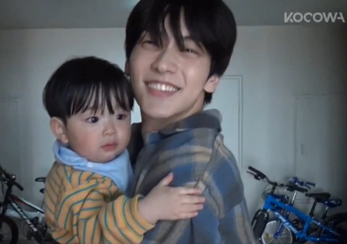 ANjbs_leo's tweet photo. soobin is like a new dad who's happy cause his child stopped crying the moment he's in his arms https://t.co/l3zg8aqFFn