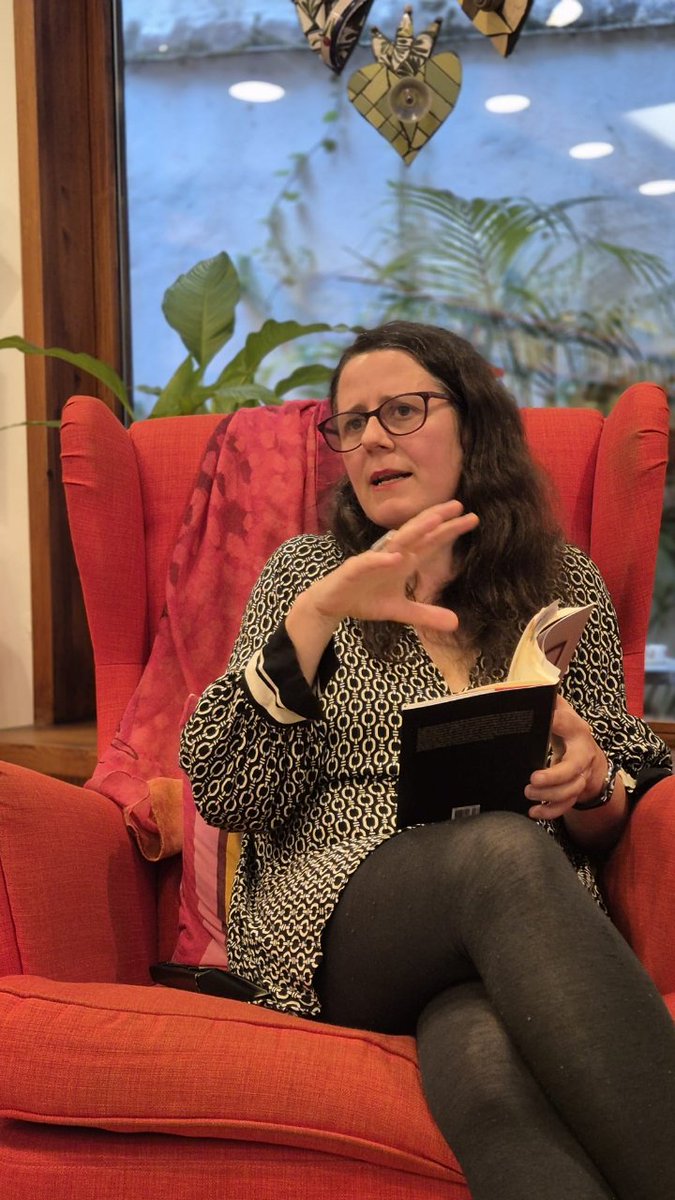 Isabelverdu's tweet photo. Ayer tuve el lujo de compartir mi poesía en público en @DocumentaBCN y acompañada de tantos amigos. Si a Carmen Berasategui le ha gustado "La casa y el aire*, ya me puedo dar por satisfecha. Un proyecto cada vez más real y compartido. Gracias @edlibrosdelaire @CBerasateguiV https://t.co/cvAkRumfcw