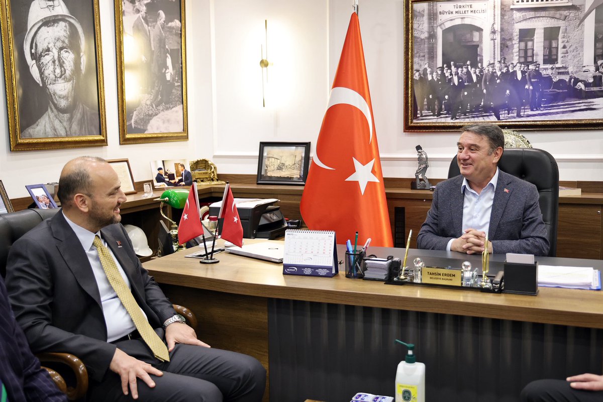 BurhanOzdemirTR's tweet photo. Zonguldak ziyaretimiz kapsamında, Zonguldak Belediye Başkanı Sayın Tahsin Erdem’i (@tahsinerdemchp) ziyaret ederek verimli bir istişare gerçekleştirdik.

Sanayi, ticaret ve istihdam odaklı iş birliklerinin şehirlerimizin geleceğinde önemli bir rol üstlendiğine inanıyoruz. 

Nazik kabulleri ve misafirperverlikleri için Sayın Başkan’a teşekkür ediyor, çalışmalarında başarılar diliyorum.

@ZonguldakBEL67