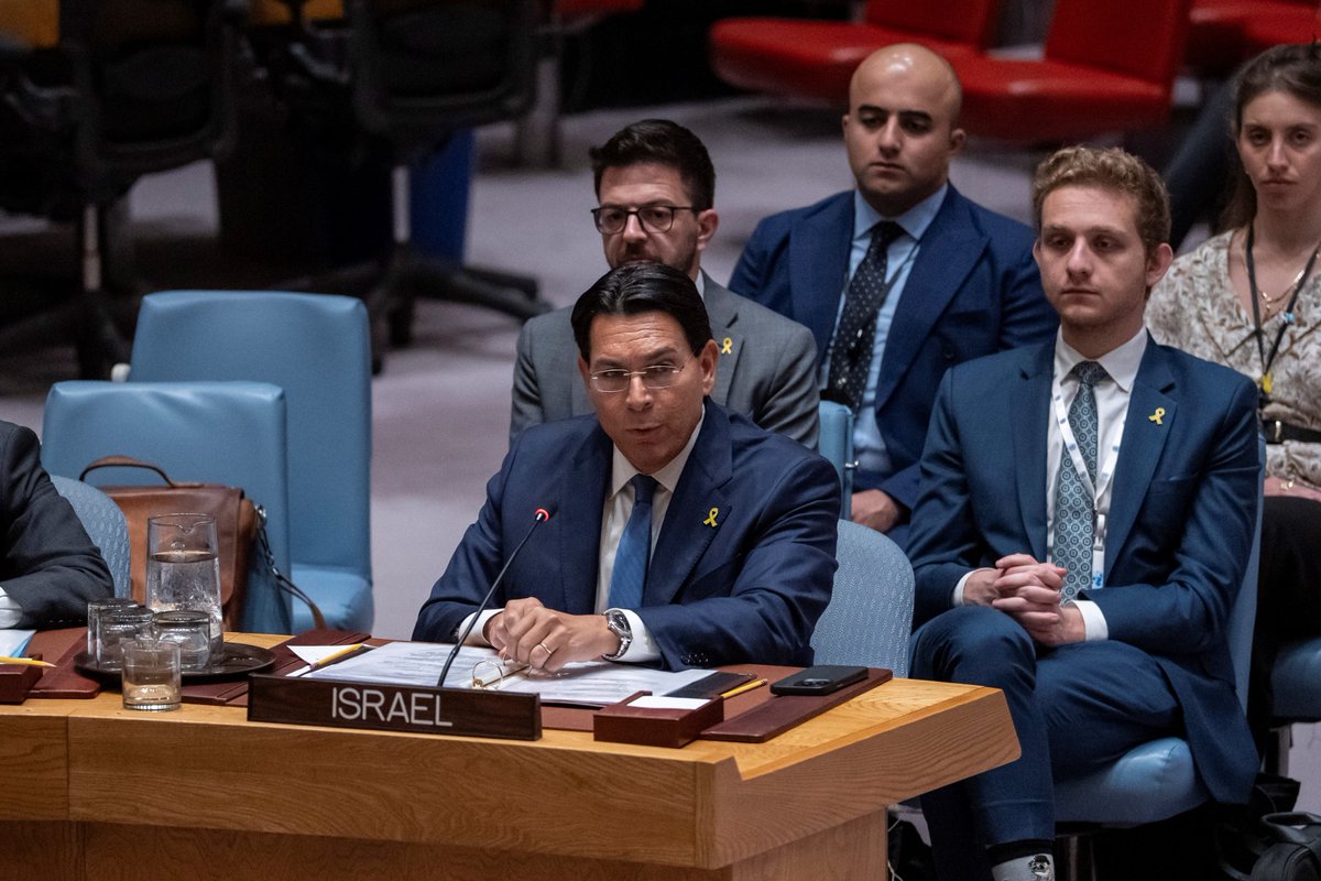 clarincom's tweet photo. EL EMBAJADOR DE ISRAEL ANTE LA ONU CRITICA A FRANCIA Y AL REINO UNIDO

Danny Danon calificó de “decepcionantes, pero no sorprendentes” las exigencias del Reino Unido y Francia a Israel para que detenga los ataques de los colonos y la apropiación de tierras en la Cisjordania ocupada.

En una publicación realizada en la red social X, el embajador escribió: "Una vez más, la doble moral quedó al descubierto en la ONU, en una muestra de hipocresía vergonzosa. Mientras países como Francia y el Reino Unido no logran hacer frente a las oleadas de terrorismo dentro de sus propias fronteras, se dedican a desviar la atención hacia Judea y Samaria (por Cisjordania)”.

(+) en Clarín: https://t.co/yAGwXJNpJN
Foto: El embajador de Israel ante las Naciones Unidas, Danny Danon, durante una reunión del Consejo de Seguridad en la sede de las Naciones Unidas, el 24 de junio de 2025.
