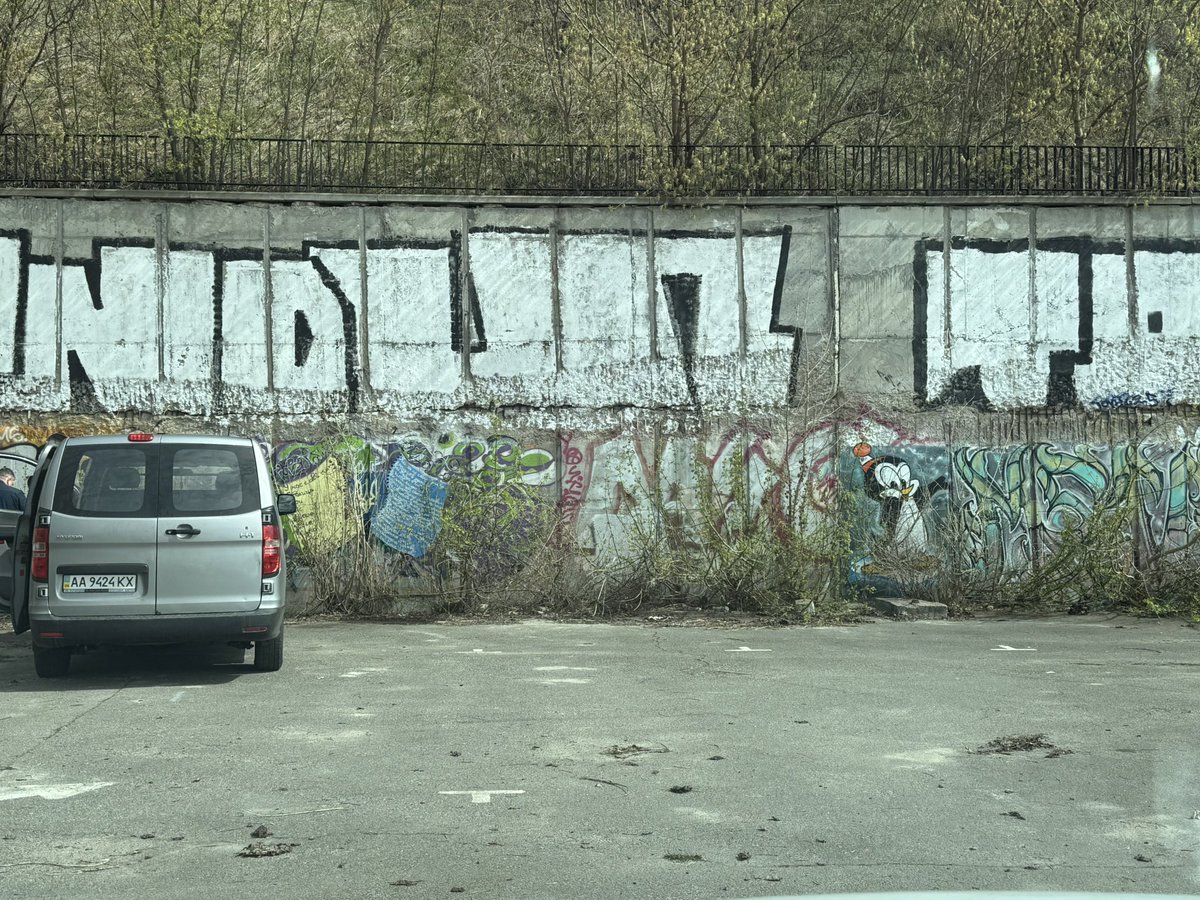 дівчина з татуюванням пінгвіна🐧 tweet media
