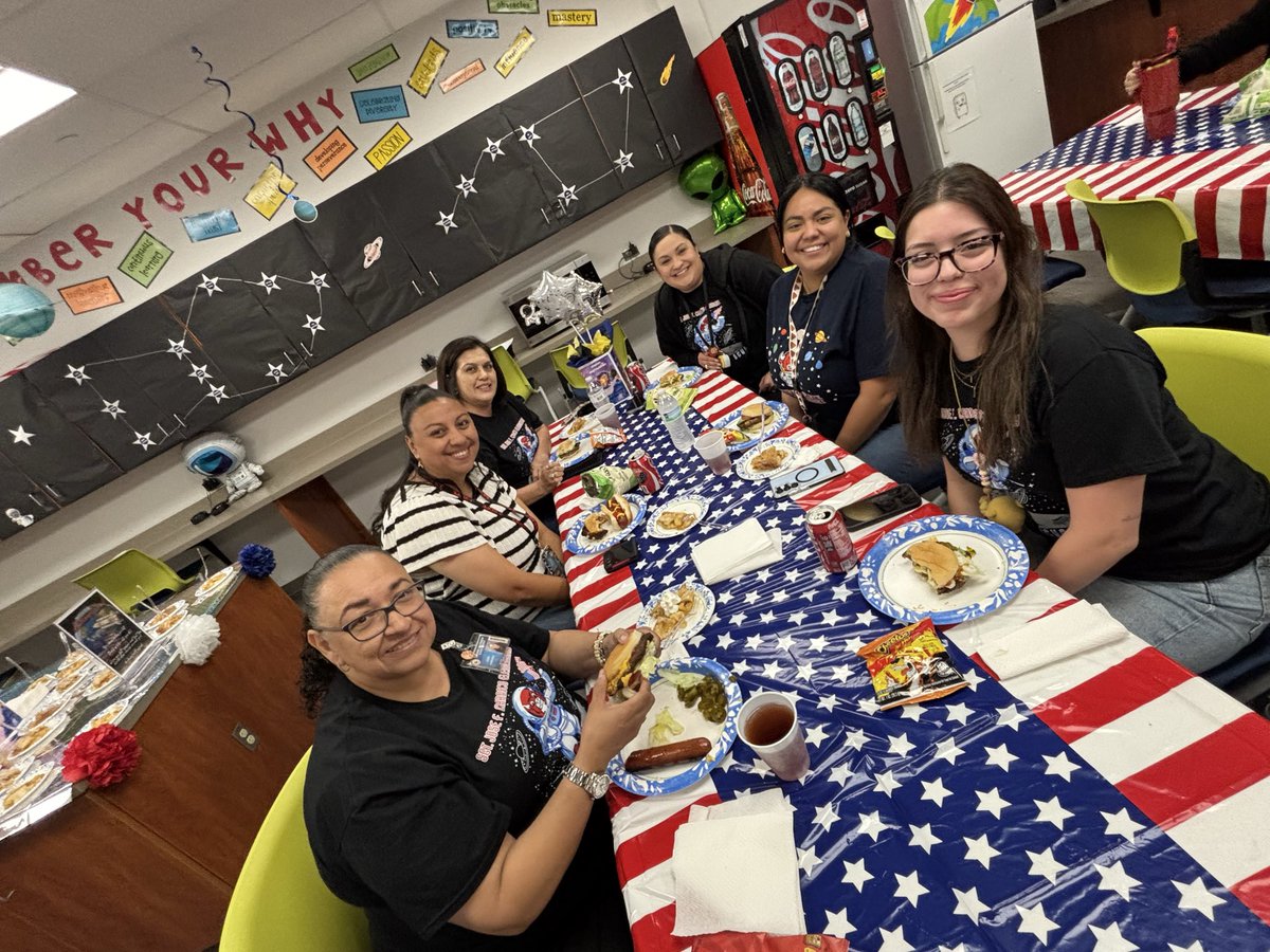 MKaudaissy_JCE's tweet photo. Mission: Accomplished 
Ending the week with a luncheon to celebrate our stellar teachers! 
@JFCarrasco_JCE https://t.co/LpBZbFx6Z9