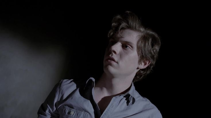 gabwisz's tweet photo. acho que o evan peters estava no auge da beleza em american horror story asylum https://t.co/O5O9Gzkf3m