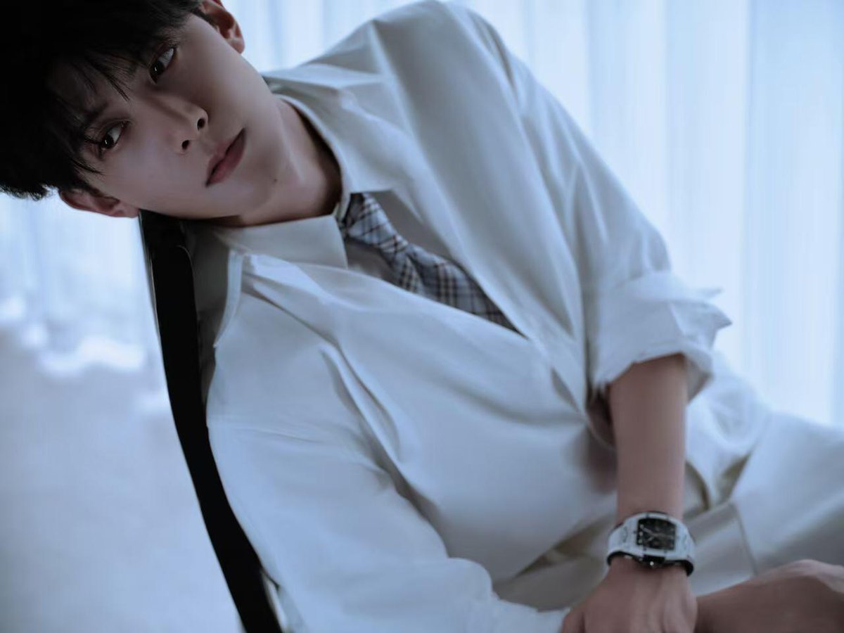 SpringSky2023's tweet photo. Pre #Chando livestream photoshoot. #DengKai, handsome in white and rocking a #Hublot Big Bang watch. ❤️🔥🥂
#เติ้งข่าย #등개 #鄧凱 #邓凯 https://t.co/fLMzRgNPPW