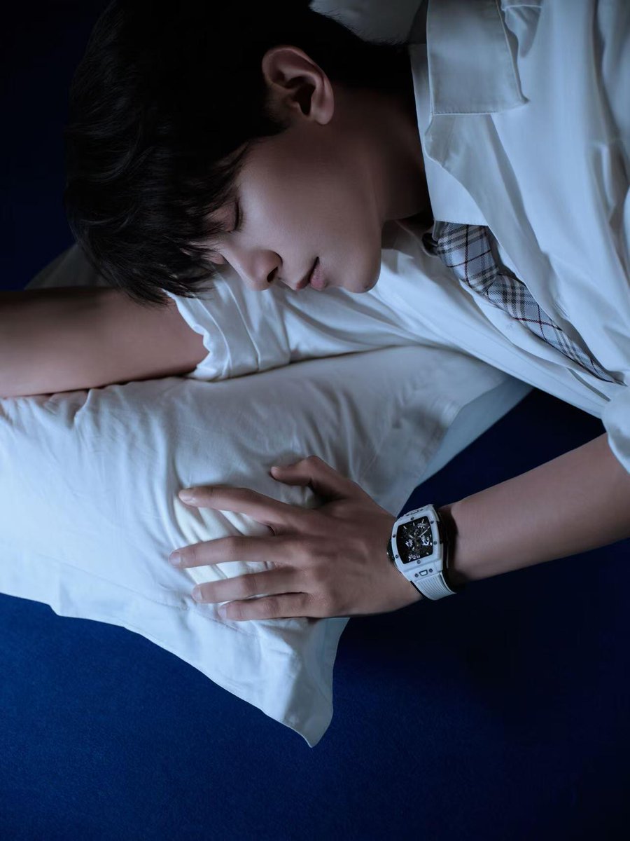SpringSky2023's tweet photo. Pre #Chando livestream photoshoot. #DengKai, handsome in white and rocking a #Hublot Big Bang watch. ❤️🔥🥂
#เติ้งข่าย #등개 #鄧凱 #邓凯 https://t.co/fLMzRgNPPW