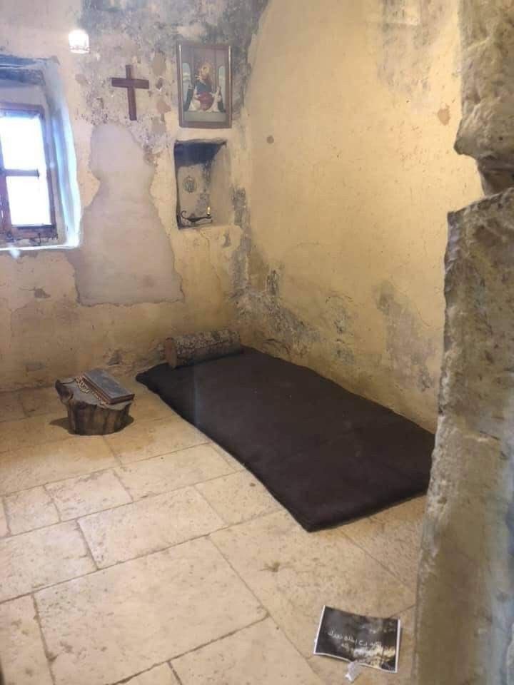 🙏Humilde Quarto de São Charbel, aonde ele vivia momentos de fé com o Senhor.