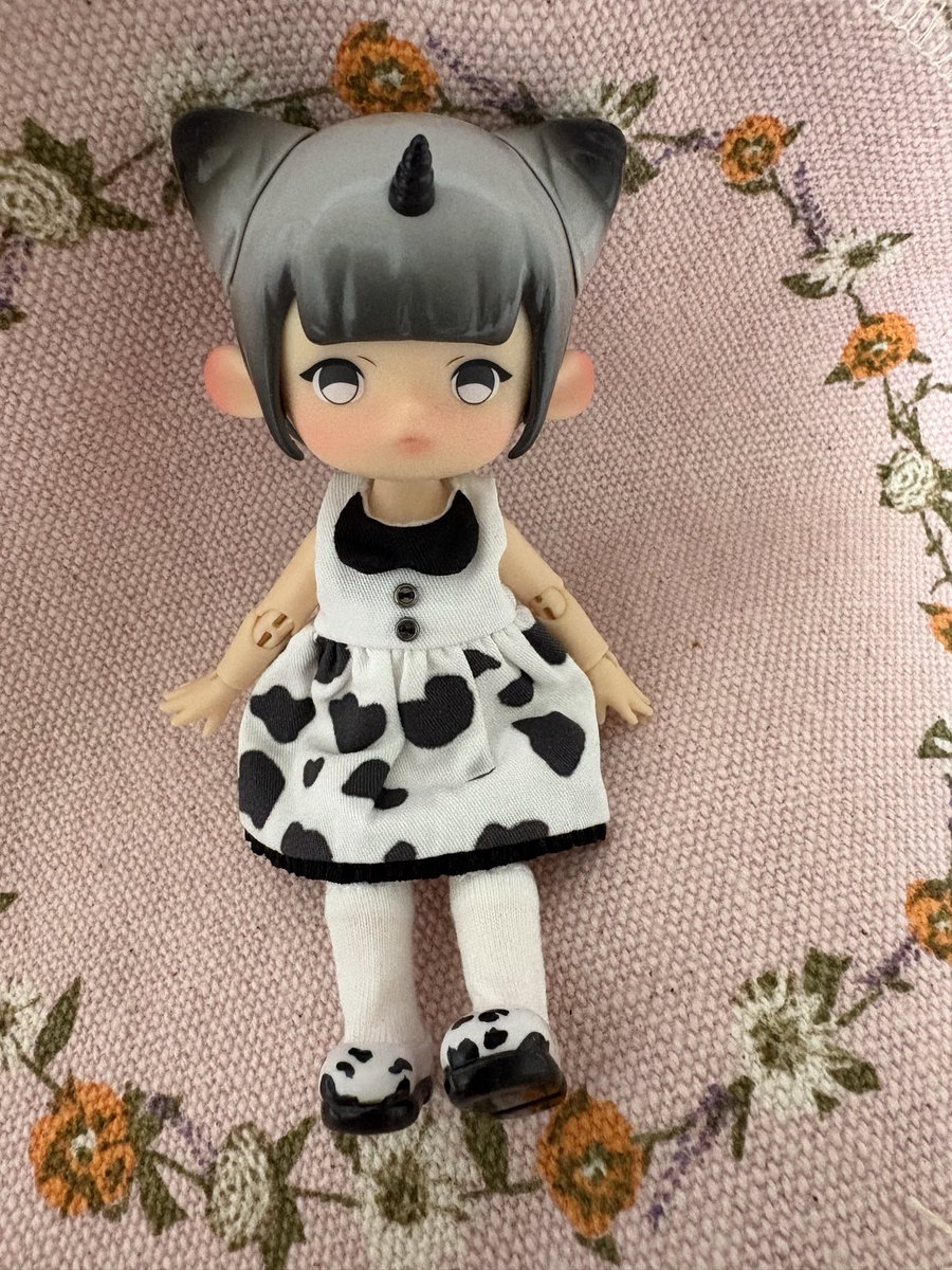 elche8doll's tweet photo. 巷ではボニバニ6祭り真っ盛りというのに、初心返り？でアンティーユ自然の秘境・バッハを聞く牛ちゃんをお迎えしました。昨今のブラインドには見られないこのシンプルさよ…かわいいー。 https://t.co/xCniE5v46T