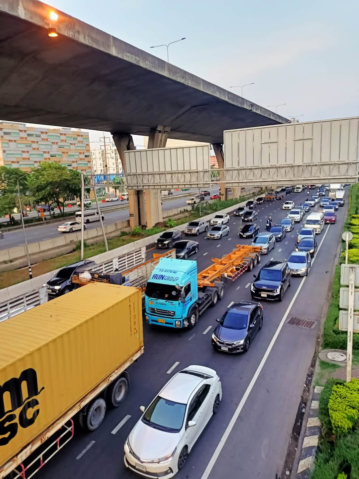 9 พ.ค. 69 เวลา 18.25 น. แน่น! เข้าแยกบางนา
ถ.บางนาตราด ขาเข้า หน้าไบเทค บางนา #ข่าวจราจร #ข่าวสวพ91 #FM91
Photo : Jc Plus