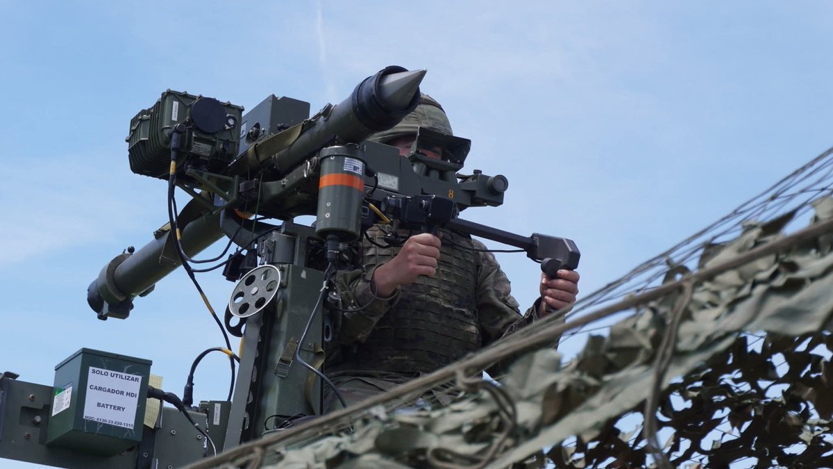 FUTER_ET's tweet photo. La Bía. Mistral #GACAX mejora su preparación con un EX. Alfa, perfeccionado sus capacidades de defensa antiaérea, integración en sistemas de mando y control y seguimiento de aeronaves. Reforzando su adiestramiento en diferentes escenarios. 
#BrigadaGuzmánelBueno
#SomostuEjército https://t.co/6r0Jf5XUGi