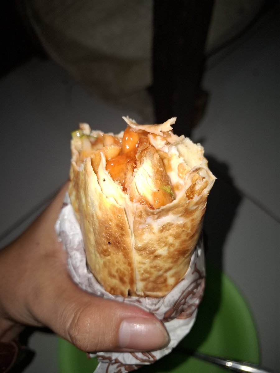 IamYusan's tweet photo. Malam Minggu sendirian? Nggak masalah.
Yang penting, saus, mayones dan daging kebabnya🤤 gak pelit kayak perhatian dia.
#MalamMinggu #KebabTime https://t.co/w3uXGxS6yS