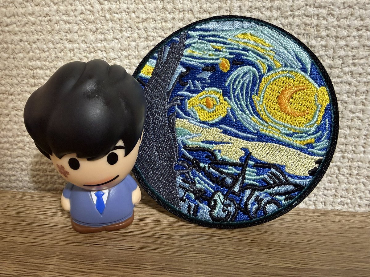 710TNKK's tweet photo. 別推しグッズで外側にキャラクターがいて大人にはなかなか使えずで（中はめっちゃキャラクター🤭）

月人さんなワッペンを発見したので付けてみました🌙🎨

好きと好きが一緒になった、元気が出るリュック🎒✨

ゆるぎさんの練習になったかな🌱
いや、🌱はめっちゃ勇気いるなぁ😂 https://t.co/u2BtETldBH