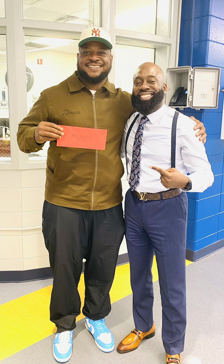 akjohnsonEdS's tweet photo. I really try to ensure our staff feels the love DAILY, but especially during Teacher Appreciation Week. Congrats to our 2️⃣ grand prize winners - ALL Access theme park tickets in Orlando, Florida AND dinner and a movie! Have a great time in Florida…..on us!✊🏾🫶🏾 https://t.co/ctkWGcaTE9