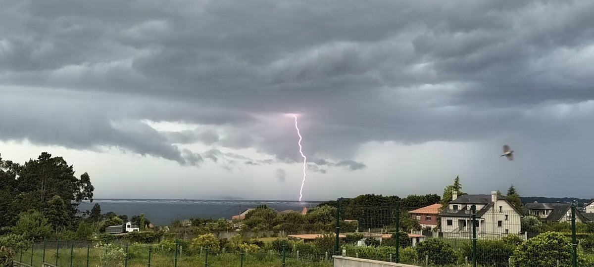 Jodon78's tweet photo. Ría de Arousa desde Rianxo. @OTempoTVG https://t.co/bwxEUj2VfV