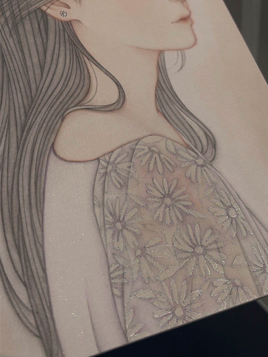 新作のアクセサリーや服は、シオンをモチーフにしたデザインにしています。
色によって花言葉も異なり、日本でも古くから親しまれてきた歴史のある花で、時の流れを表現出来たらと思い描きました。