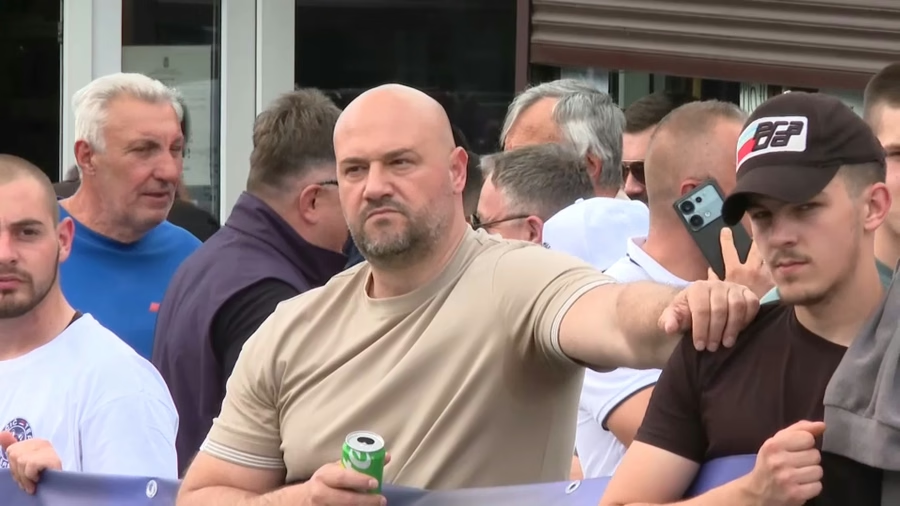 Zašto svaki SNS bandit izgleda kao da je na steroidima?
Da li su male piše, da li su kompleksi iz mladosti...
Teretana ti svakako neće razviti mozak.
Tu si utanjio.
Inače na slici je SNS bandit iz Resnika.
