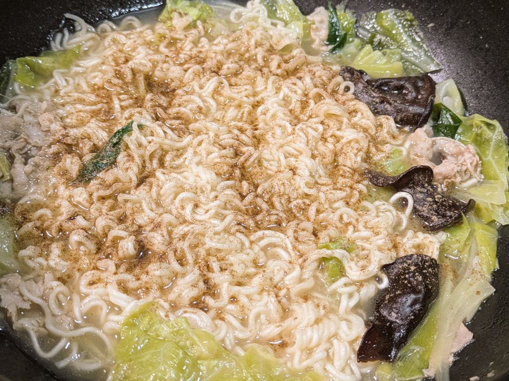 豚骨ラーメン鍋
お出汁は知る人ぞ知るうまかっちゃんをベースに生姜とニンニク等で補強
具材は豚バラとキャベツときくらげとネギでシンプル
豚を感じる調味オイルが決めて
野菜とスープの旨味吸った麺は当然最高のお味に🤤
