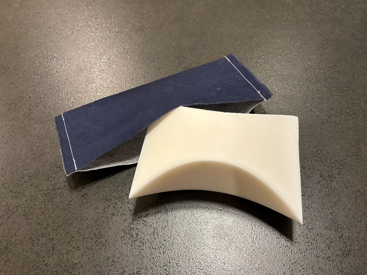Ototo_'s tweet photo. もう一つ考案したパズルの紹介です。
title: “axe blade case”
諸刃斧の刃の形をした物体を、布の袋に入れてください。
やはり完全に外から見えなくなる様に入れてください。 https://t.co/YkQNGy2ltL