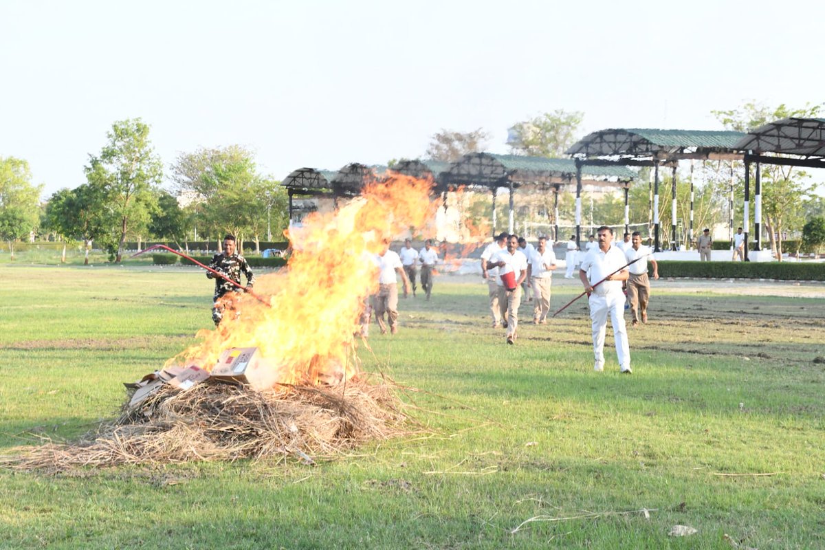9BnSSB_INDIA's tweet photo. “हर आपदा पर विजय, हर परिस्थिति में तत्पर — साहस, सतर्कता और सुरक्षा का संकल्प!”
वाहिनी के जवानों द्वारा फायर फाइटिंग अभ्यास ।
#SSB_INDIA
#FireFightingDrill
#DisasterManagement
#SSBJawans
#PreparedAndAlert
#NationFirst
#SevaSurakshaSahyog #SSBFTRLucknow
#SSBSHQGKP https://t.co/qpQtcDkoeh