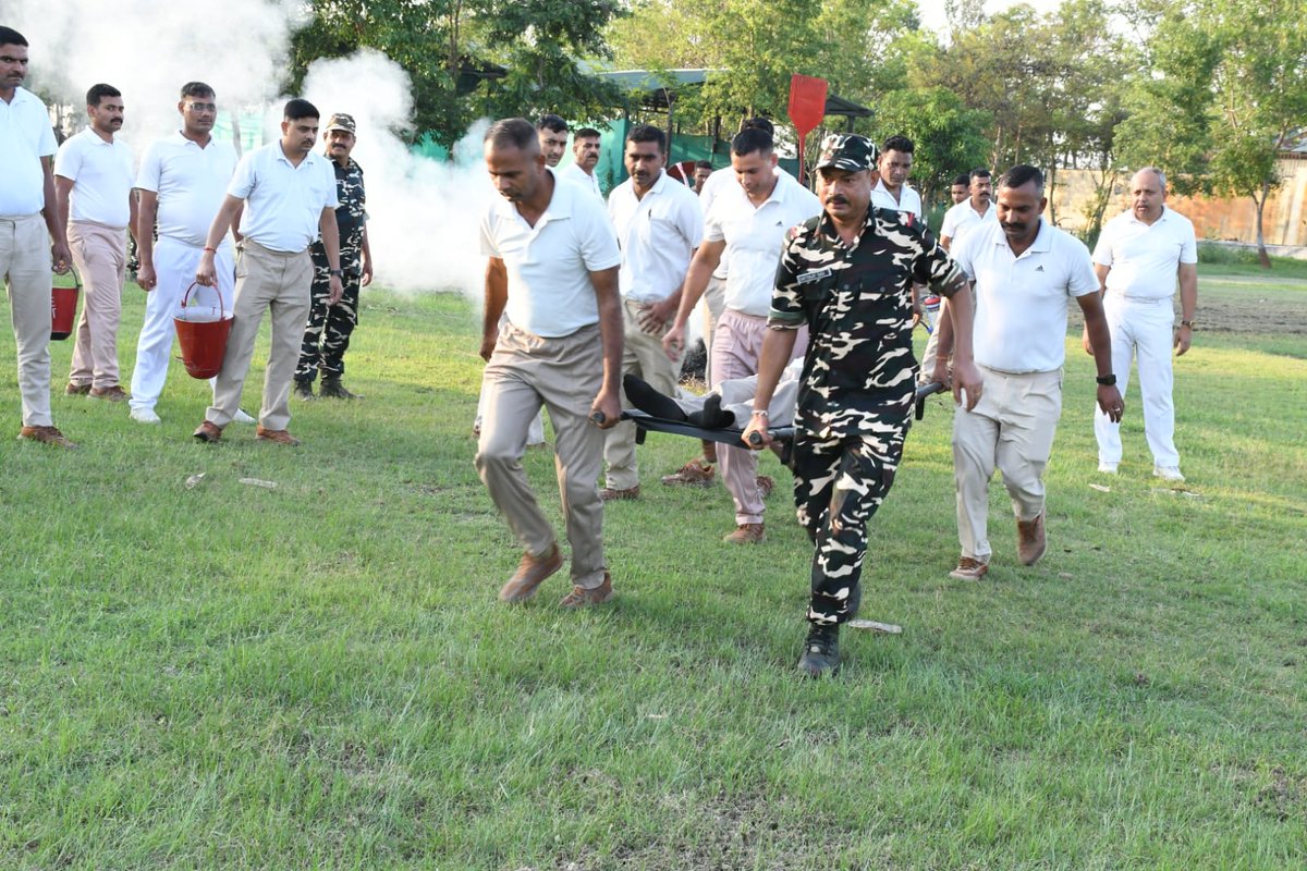 9BnSSB_INDIA's tweet photo. “हर आपदा पर विजय, हर परिस्थिति में तत्पर — साहस, सतर्कता और सुरक्षा का संकल्प!”
वाहिनी के जवानों द्वारा फायर फाइटिंग अभ्यास ।
#SSB_INDIA
#FireFightingDrill
#DisasterManagement
#SSBJawans
#PreparedAndAlert
#NationFirst
#SevaSurakshaSahyog #SSBFTRLucknow
#SSBSHQGKP https://t.co/qpQtcDkoeh