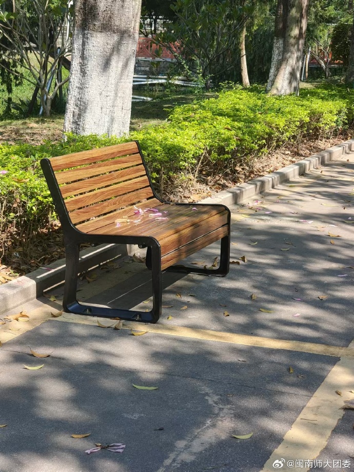 JuliusPopez's tweet photo. Sunshine + iced latte + quiet park = today’s good vibes https://t.co/ZF0Obh7YVM