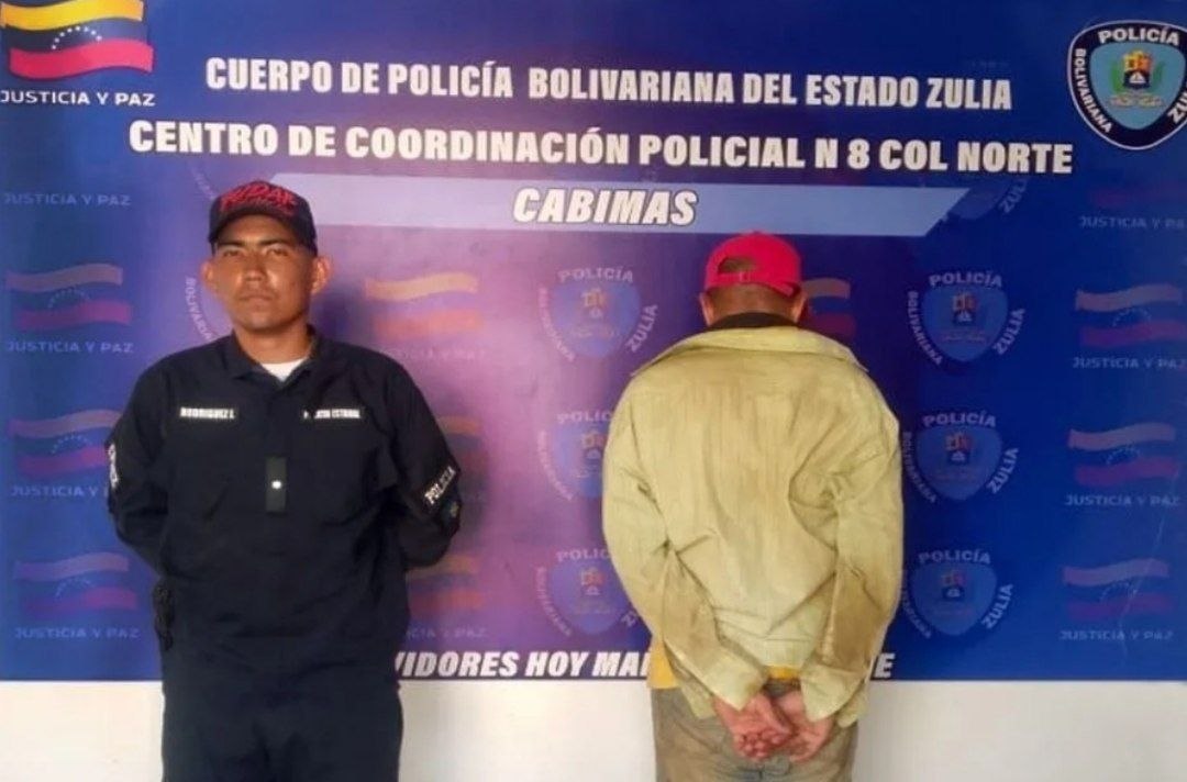 MagnoNemes63235's tweet photo. 🚨🇻🇪👮 #ZULIA #ABERRADO
Detenido en Cabimas por agredir
y abusar sexualmente de su madre, Juan Diego Bermúdez fue denunciado por su madre.
El entro a la vivienda, amenazó y sometió a su MADRE con un cuchillo y luego abuso de ella.
Como siempre no muestran la cara del engendro.. https://t.co/URIckqgk4q