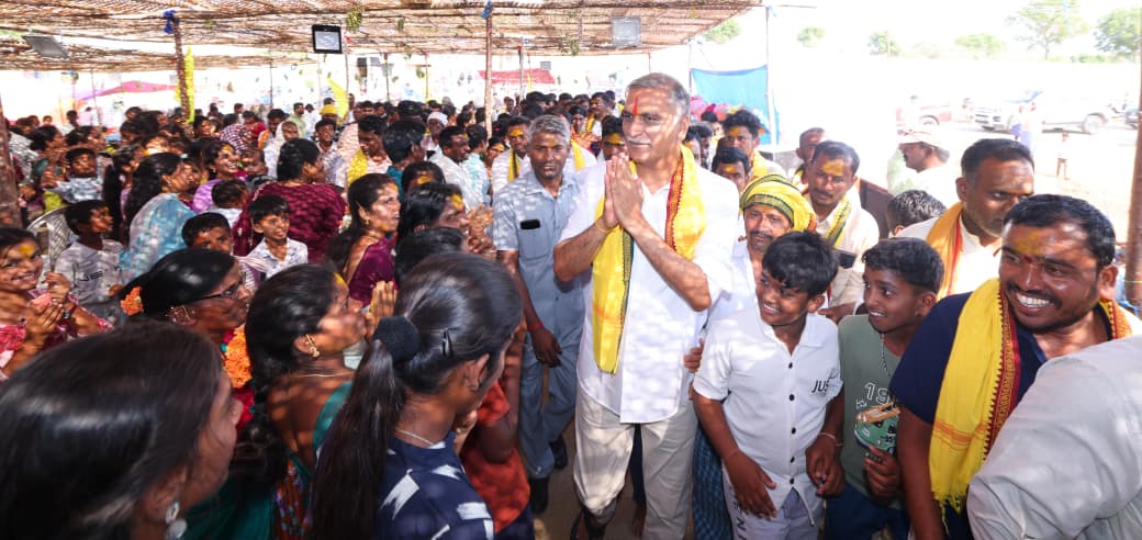BrsSiddipet's tweet photo. సిద్దిపేట జిల్లా, చిన్నకోడూరు మండలం విఠలా పూర్ గ్రామంలో చౌడాలమ్మ విగ్రహా ప్రతిష్ట కార్యక్రమంలో పాల్గొన్న మాజీ మంత్రి ఎమ్మెల్యే @BRSHarish గారు. https://t.co/NewZ7HWocu