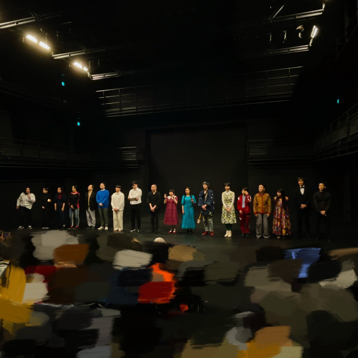 4haku__'s tweet photo. 優しい劇団 Volume10
『 夕焼け色のダイダラボッチ 』
再会がテーマの群像劇。どのエピソードも素敵でとてもセリフがグッとくる。先生と生徒、カラス、花子さんと人体模型が特に印象的。絶対音感の話も良かった…！とにかく優しい劇団、最高でしたー！ https://t.co/iVhcL8EC8u