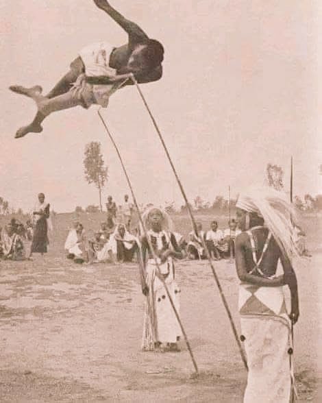 historical_Afr's tweet photo. Some people don't know that there were ancient African games that had enormous popularity and respect before even the advent of sports like football, baskëtball, volëyball and others in Africa, but unfortunately these sports have been abandoned and slowly forgotten.

Way before colonialism, high jump was a national sport that Rwandese 🇷🇼 excelled at. It was a tradition of great importance in Rwandan society, as men would frequently jump more than 1 foot 6 inches to show their physical abilities. During important celebrations, Rwandan kings would order a series of cultural activities to be held at the court. High jumping was one of the activities usually included in such events. It has also been played at important weddings and outside the courtroom at important local meetings.

Young and old were playing gusimbuka urukiramende. The children would plant two sticks, place another pole horizontally, and compete according to their age. The cattle carers used their breaks to play the game until the evening they brought their cattle home.