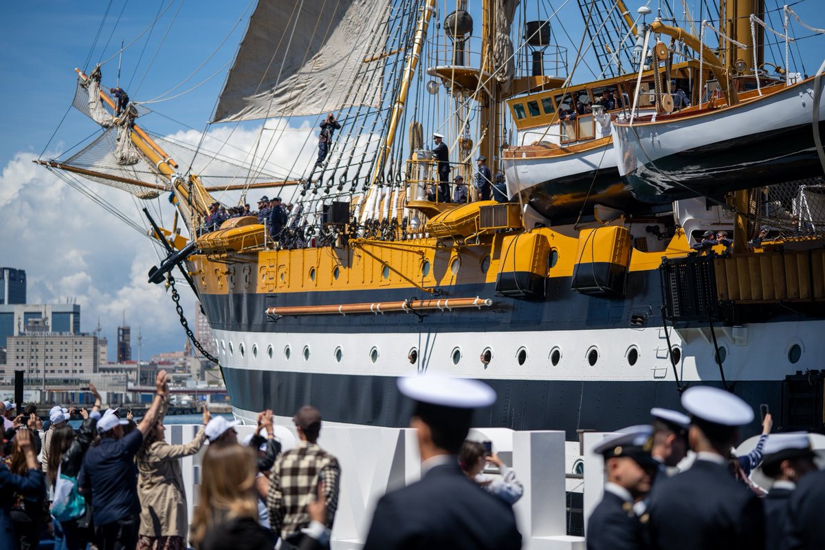 ItalianNavy's tweet photo. #Genova Campagna Tour Mondiale - Nord America

Il #CSMM Amm. Giuseppe Berutti Bergotto: “Oggi, da Genova, abbiamo salutato la partenza di #NaveVespucci per una nuova Campagna addestrativa.
Perché il Vespucci non è soltanto una nave: è una scuola, un’ambasciatrice, è simbolo della Marina Militare e dell’Italia nel mondo. 
È una nave che parla una lingua universale e racchiude competenza, disciplina, bellezza, tradizione, innovazione e capacità di costruire relazioni, cooperazione e promozione del Sistema Paese attraverso il mare.
Questa campagna raccoglie l’eredità del Tour Mondiale, voluto dal Ministro della Difesa Guido Crosetto, che ha portato il Tricolore, il sapere marittimo nazionale e le eccellenze italiane in ogni parte del mondo e proietta i nostri Allievi Ufficiali in un’esperienza unica di crescita umana e professionale.
A bordo impareranno che il mare non concede scorciatoie, che la leadership nasce dall’esempio, che la responsabilità precede il grado, che il lavoro di squadra è la vera forza di un equipaggio.
Che la tradizione è fondamento e che, per servire sulle unità più moderne della Marina, occorre comprendere l’essenza del mestiere marinaio.
Il Vespucci insegna tutto questo nel segno del suo motto: “Non chi comincia ma quel che persevera”.
Alle donne e agli uomini dell’equipaggio ho affidato una missione importante: essere marinai, istruttori e ambasciatori dell’Italia, custodendo la nostra tradizione e rappresentando una Marina moderna, tecnologica e proiettata verso il futuro.
Alle famiglie del personale imbarcato rivolgo un pensiero particolare: ogni partenza porta con sé orgoglio e sacrificio.
Da Genova, città di mare e di memoria marittima, il Vespucci prende il largo portando con sé l’abbraccio di una comunità e il sentimento di un intero Paese.

Buon vento a #NaveVespucci.”

#IlGrandeEquipaggio
#ItalianNavy