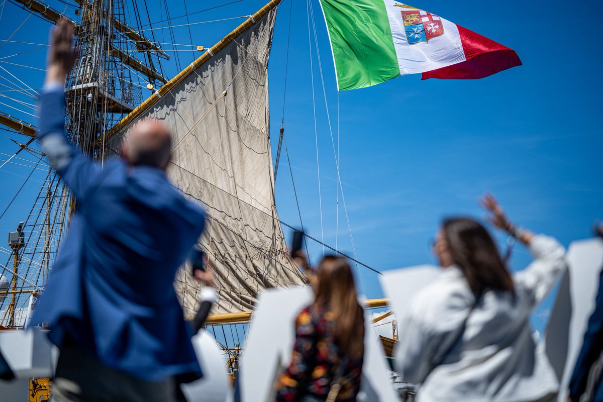 ItalianNavy's tweet photo. #Genova Campagna Tour Mondiale - Nord America

Il #CSMM Amm. Giuseppe Berutti Bergotto: “Oggi, da Genova, abbiamo salutato la partenza di #NaveVespucci per una nuova Campagna addestrativa.
Perché il Vespucci non è soltanto una nave: è una scuola, un’ambasciatrice, è simbolo della Marina Militare e dell’Italia nel mondo. 
È una nave che parla una lingua universale e racchiude competenza, disciplina, bellezza, tradizione, innovazione e capacità di costruire relazioni, cooperazione e promozione del Sistema Paese attraverso il mare.
Questa campagna raccoglie l’eredità del Tour Mondiale, voluto dal Ministro della Difesa Guido Crosetto, che ha portato il Tricolore, il sapere marittimo nazionale e le eccellenze italiane in ogni parte del mondo e proietta i nostri Allievi Ufficiali in un’esperienza unica di crescita umana e professionale.
A bordo impareranno che il mare non concede scorciatoie, che la leadership nasce dall’esempio, che la responsabilità precede il grado, che il lavoro di squadra è la vera forza di un equipaggio.
Che la tradizione è fondamento e che, per servire sulle unità più moderne della Marina, occorre comprendere l’essenza del mestiere marinaio.
Il Vespucci insegna tutto questo nel segno del suo motto: “Non chi comincia ma quel che persevera”.
Alle donne e agli uomini dell’equipaggio ho affidato una missione importante: essere marinai, istruttori e ambasciatori dell’Italia, custodendo la nostra tradizione e rappresentando una Marina moderna, tecnologica e proiettata verso il futuro.
Alle famiglie del personale imbarcato rivolgo un pensiero particolare: ogni partenza porta con sé orgoglio e sacrificio.
Da Genova, città di mare e di memoria marittima, il Vespucci prende il largo portando con sé l’abbraccio di una comunità e il sentimento di un intero Paese.

Buon vento a #NaveVespucci.”

#IlGrandeEquipaggio
#ItalianNavy