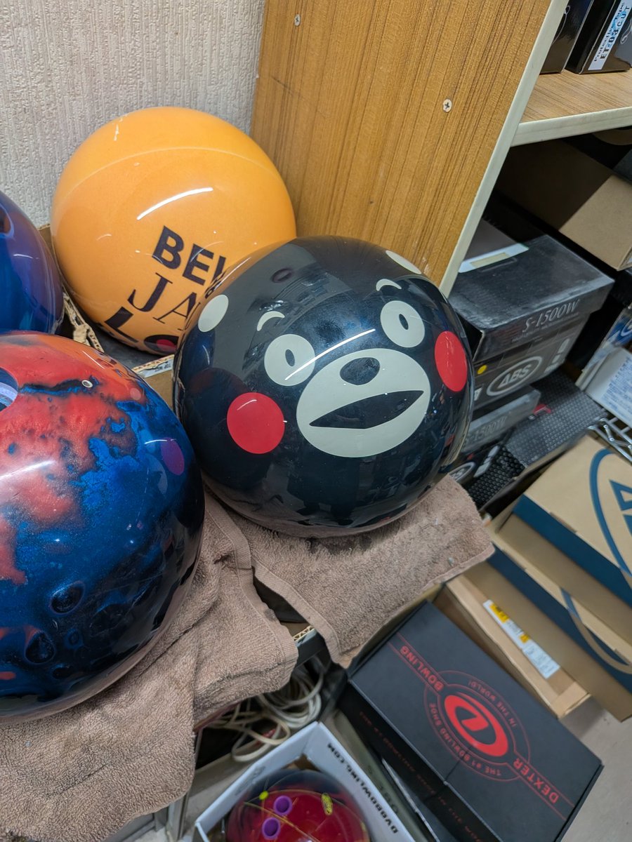 letsbowltonight's tweet photo. 【視線】

作業中
すごく視線を感じてます👀 https://t.co/15FEm1CsAq