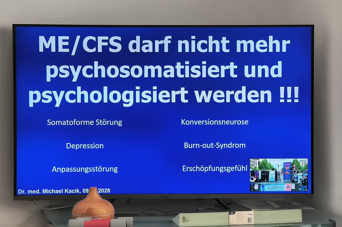 #Liegenddemo2026 zu #MEcfs
Dr. Kacik 
leidenschaftliche Rede zu fehlender Anerkennung bei Ämtern und Behörden und auch zur unzureichenden Off-label-Liste

mein Held des Tages 🙏🙏🙏