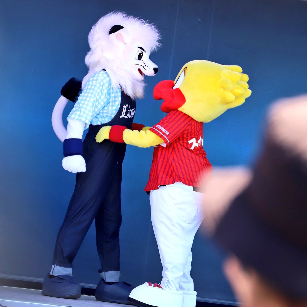 実際には何周も グルグルされたスイッチくんと レオくんを逆に持ち上げ