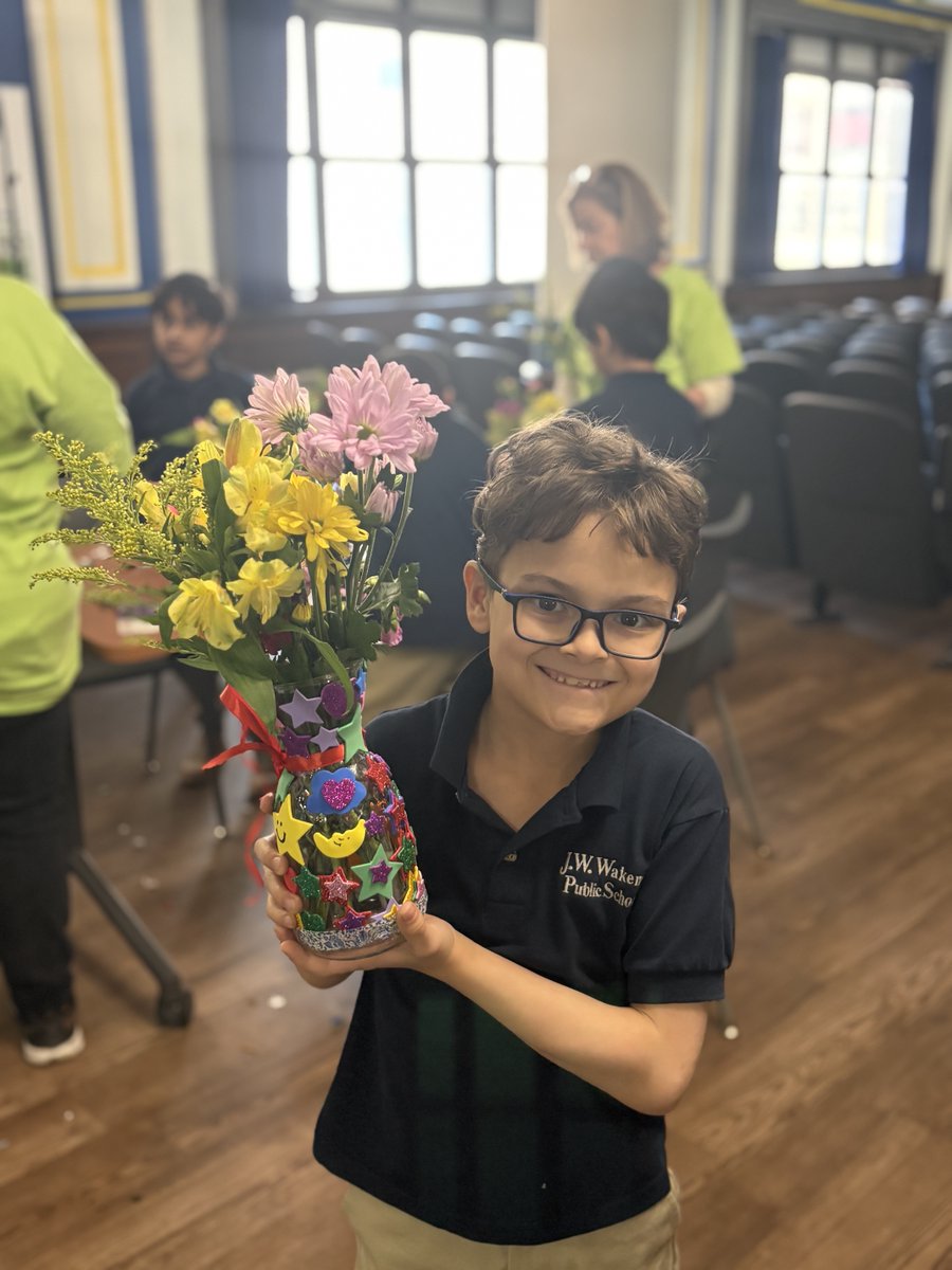 JerseyCares's tweet photo. April showers really did bring May flowers! 💐💜

Students at PS 6 in Jersey City created flower arrangements for their mothers and caregivers this week with support from BNP Paribas volunteers. We're sure the recipients are going to appreciate all their hard work! https://t.co/gJqcp7j72N