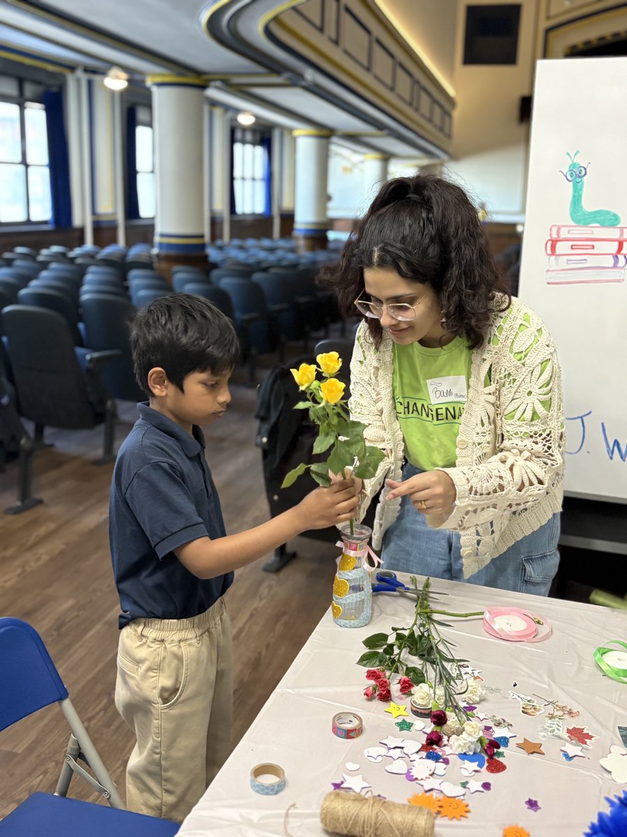 JerseyCares's tweet photo. April showers really did bring May flowers! 💐💜

Students at PS 6 in Jersey City created flower arrangements for their mothers and caregivers this week with support from BNP Paribas volunteers. We're sure the recipients are going to appreciate all their hard work! https://t.co/gJqcp7j72N