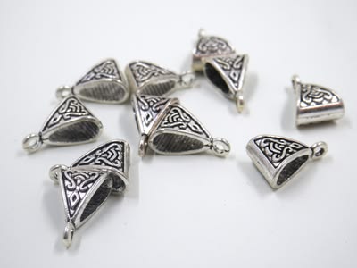 deepingcreative's tweet photo. New In Stock! Discover the exceptional Celtic Triangle Charm Antique Silver, now at an unmatched price of $14.00
 https://t.co/zi83yogpzi

#CelticCharm #AntiqueSilver #JewelryDesign #UniqueAccessories #GiftIdeas #CelticStyle #FashionJewelry #ShoppingDeals #CharmBracelet #BohoChic https://t.co/38TmDUo1Em