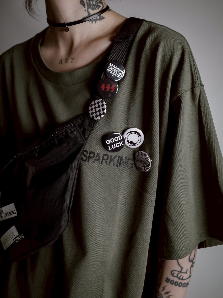 dr_select's tweet photo. コンバンハー！
ウェブショップ更新しました!!

本日はS.S.SのナイロンボディバッグをUP⚡︎⚡︎⚡︎
フロントにロゴがプリントされた軽くて使い勝手の良いオススメのアイテムです♩

付属で缶バッジが3つ付属!!(全18種ランダム)

是非ともご覧くださいませー⚡︎👀⚡︎
https://t.co/1pTlFNIrBT https://t.co/HYfwcPFyDO