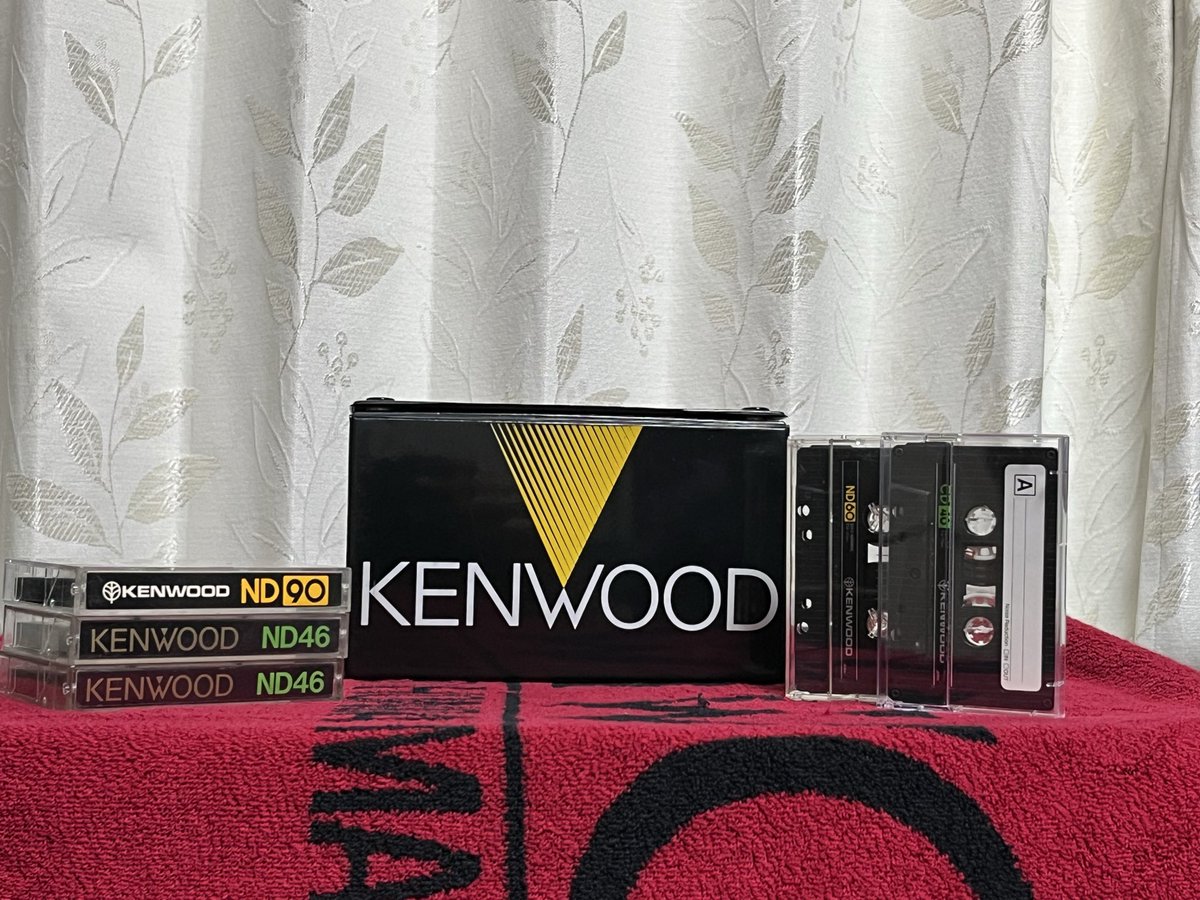 ThaithaniJ's tweet photo. 先日ネットオークションでKENWOODのカセットテープを入手（写真一番右）。
KENWOODのテープ収納ケース（写真中央）を入手以来、いつかこれをKENWOODのテープで埋めてやろう！と思いましたが、出ものは少ないわ、あっても高額だわで道半ばです😅 https://t.co/XIHPRmFn3Q