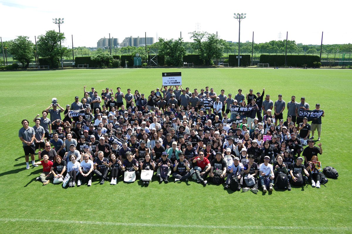 RICOH_BlackRams's tweet photo. 【ファンクラブ】
5月9日(土)、#リコー総合グラウンド にて #RAMOVE 会員限定『練習見学&ファン感謝祭』を開催いたしました🐏
昨シーズンのファン感謝祭に引き続き、今回も選手主体となってイベントの企画・運営を行いました👏🏻
会員177名にご参加いただき、前半は練習見学と交流会、後半はミニチームに分かれてラグビーゲームやクイズ大会などを実施🏉
現役引退を発表した #ロトアヘアポヒヴァ大和 選手から、いつも応援してくださる #ラムズファミリー の皆様へご挨拶も🎤
※シーズン報告会への参加も予定しております。
暑い中たくさんのご来場、誠にありがとうございました🏴✨
明日はいよいよレギュラーシーズン最終節🔥
熱いご声援よろしくお願いいたします📣
🔗https://t.co/bF7pmzz7RT
#BlackRamsTokyo #ブラックラムズ東京
#LeagueOne #リーグワン #世田谷区