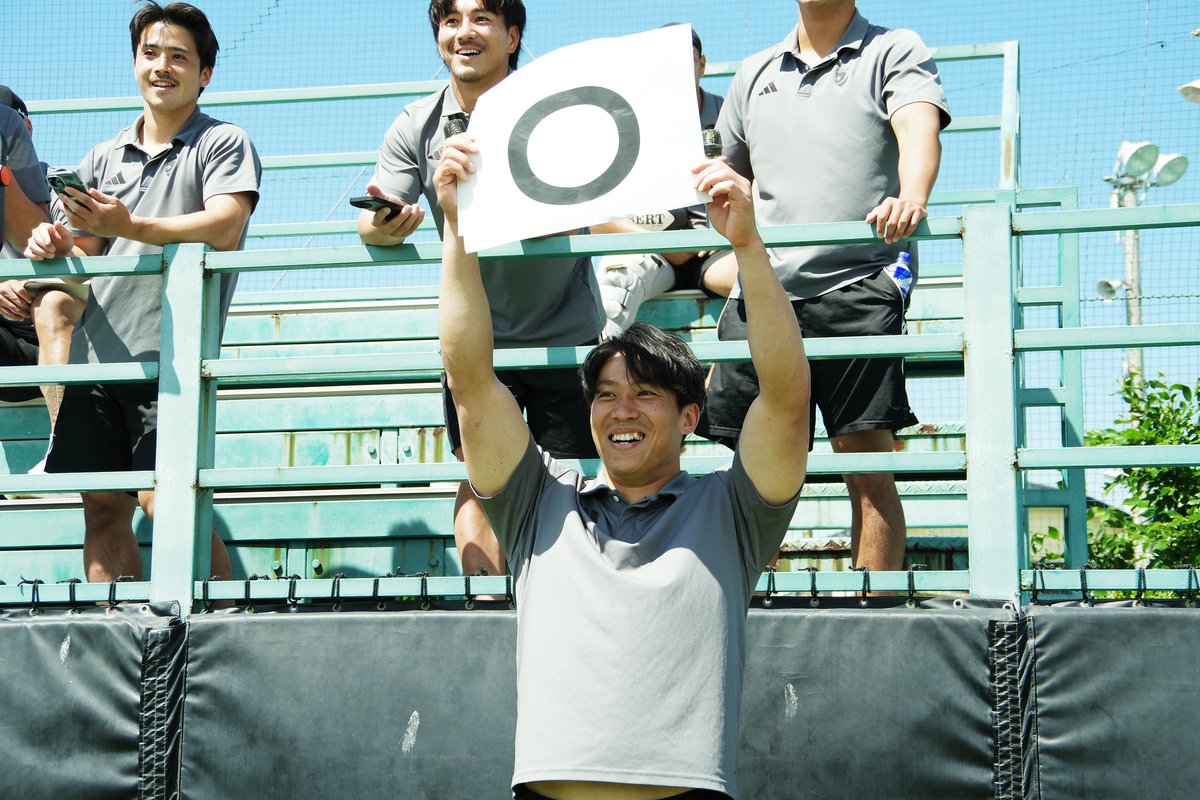 RICOH_BlackRams's tweet photo. 【ファンクラブ】
5月9日(土)、#リコー総合グラウンド にて #RAMOVE 会員限定『練習見学&ファン感謝祭』を開催いたしました🐏
昨シーズンのファン感謝祭に引き続き、今回も選手主体となってイベントの企画・運営を行いました👏🏻
会員177名にご参加いただき、前半は練習見学と交流会、後半はミニチームに分かれてラグビーゲームやクイズ大会などを実施🏉
現役引退を発表した #ロトアヘアポヒヴァ大和 選手から、いつも応援してくださる #ラムズファミリー の皆様へご挨拶も🎤
※シーズン報告会への参加も予定しております。
暑い中たくさんのご来場、誠にありがとうございました🏴✨
明日はいよいよレギュラーシーズン最終節🔥
熱いご声援よろしくお願いいたします📣
🔗https://t.co/bF7pmzz7RT
#BlackRamsTokyo #ブラックラムズ東京
#LeagueOne #リーグワン #世田谷区