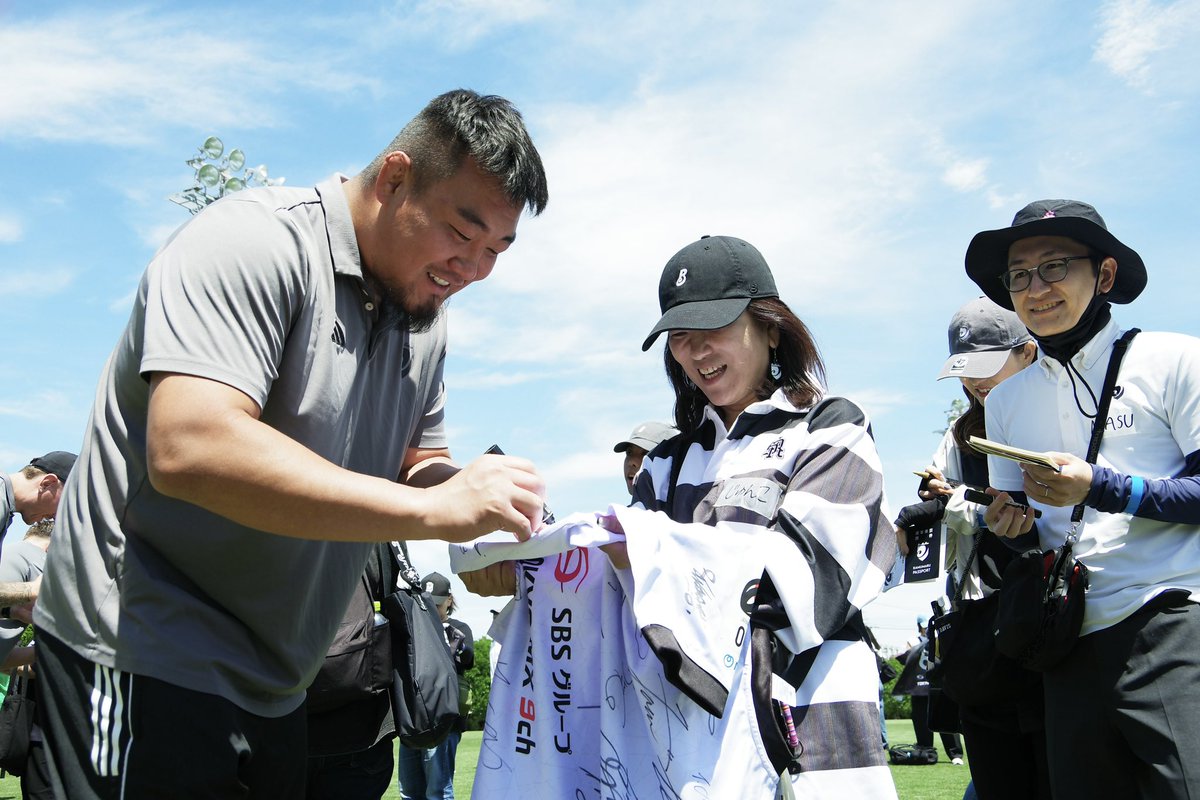 RICOH_BlackRams's tweet photo. 【ファンクラブ】
5月9日(土)、#リコー総合グラウンド にて #RAMOVE 会員限定『練習見学&ファン感謝祭』を開催いたしました🐏
昨シーズンのファン感謝祭に引き続き、今回も選手主体となってイベントの企画・運営を行いました👏🏻
会員177名にご参加いただき、前半は練習見学と交流会、後半はミニチームに分かれてラグビーゲームやクイズ大会などを実施🏉
現役引退を発表した #ロトアヘアポヒヴァ大和 選手から、いつも応援してくださる #ラムズファミリー の皆様へご挨拶も🎤
※シーズン報告会への参加も予定しております。
暑い中たくさんのご来場、誠にありがとうございました🏴✨
明日はいよいよレギュラーシーズン最終節🔥
熱いご声援よろしくお願いいたします📣
🔗https://t.co/bF7pmzz7RT
#BlackRamsTokyo #ブラックラムズ東京
#LeagueOne #リーグワン #世田谷区