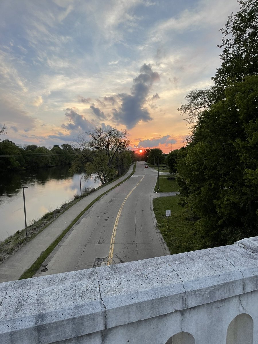 roundthebend574's tweet photo. What a gorgeous Friday night sky…. https://t.co/1mGRIkvNeg