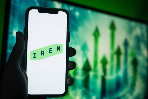 Alice_MiaX's tweet photo. $IREN still has roughly 65% upside?!
👀 

Bernstein just slapped a $100 price target on $IREN after the company landed a massive $3.4 billion AI infrastructure deal with NVIDIA.

NVIDIA also has the right to buy up to 30 million $IREN shares at $70 each. Roughly a $2.1 billion investment option.

$IREN is at 60.76 right now and up 29% on the week.

A former Bitcoin miner is now building AI infrastructure with $NVDA