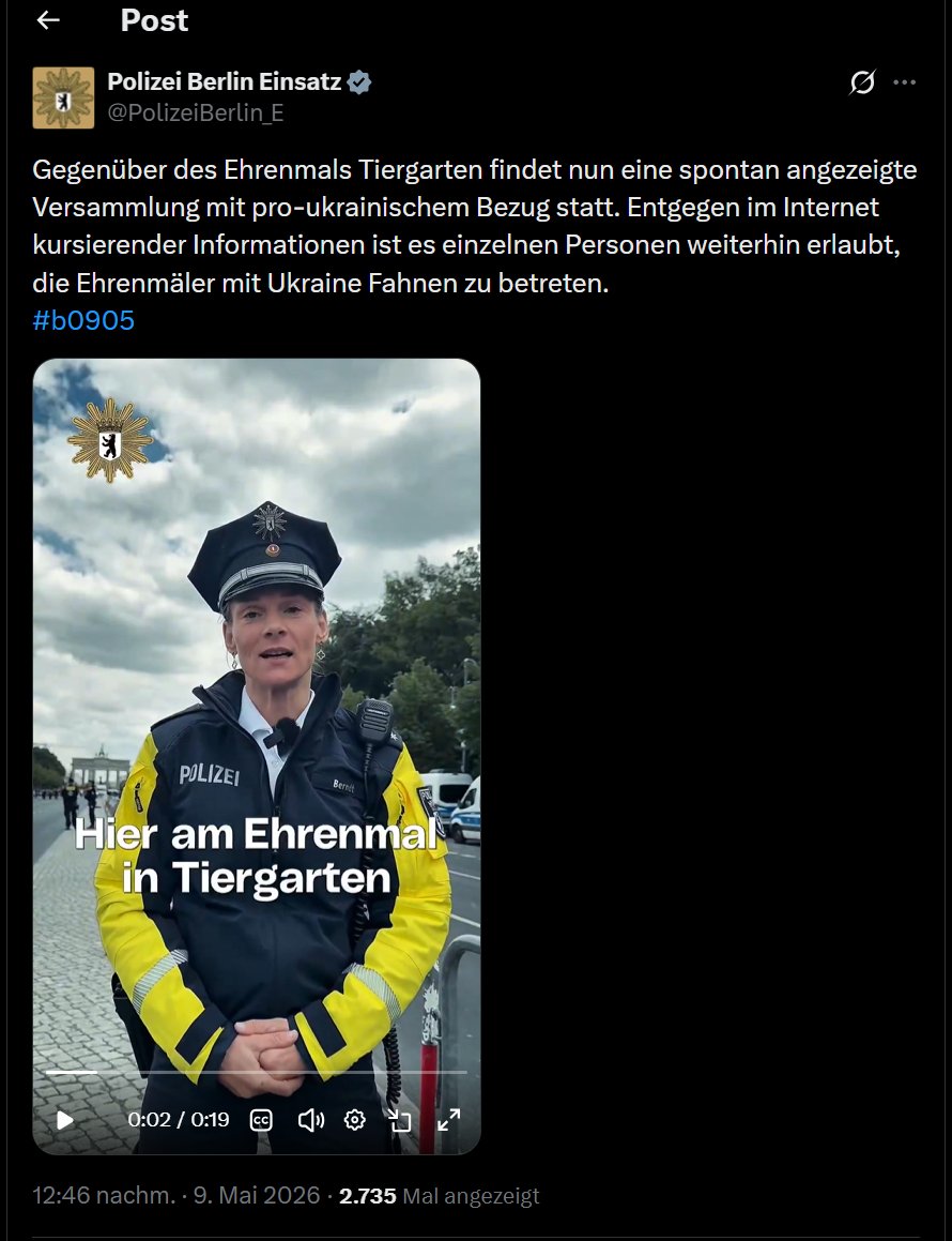 Sunnymica's tweet photo. Wendepunkt im Tiergarten. Ein leitender Polizeibeamter, ein Herr Drechsler, mit dem Henry heute Morgen in Treptow noch angenehm gesprochen hatte, trifft jetzt im Tiergarten ein.

Er spricht mit den Beamten vor Ort, kommt zurück und erklärt die neue Lage: Alles war ein „ganz, ganz großes Missverständnis“.

Selbstverständlich darf Henry rein, alle Ukrainer auch. Bemerkenswert: Diese Erkenntnis kommt erst, nachdem der russische Botschafter den Tiergarten verlassen hat.

Henry, auf den zeitlichen Zusammenhang angesprochen: „Ja, dann sehe ich wohl.“ Sehen wir auch.

Parallel veröffentlicht @PolizeiBerlin_E auf X eine offizielle Klarstellung: „Entgegen im Internet kursierender Informationen ist es einzelnen Personen weiterhin erlaubt, die Ehrenmäler mit Ukraine-Fahnen zu betreten.“ Begrüßenswert. 

Nur kursieren diese Informationen im Internet nicht zufällig, sondern weil es heute Vormittag mehrere Fälle gab, in denen genau das verweigert wurde. 

Henry wurde abgewiesen mit der Begründung, er sei „letztes Jahr aufgefallen“, es ginge bei ihm um „Gefahrenabwehr“. 

Andere Aktivisten wurden vom Platz verwiesen. Erst nach Abreise des Botschafters und Drechslers persönlicher Intervention vor Ort wurde die Linie korrigiert und alles als „großes Missverständnis“ abgehakt.

Vorher: deutsche Bürger draußen, vom zeitlichen Zusammenhang her denkbar, weil es die russische Botschaft es so will. 

Nachher: war doch alles ein Versehen. Die offizielle Kommunikation passt jetzt zur Verfügungslage. Die Praxis von heute Vormittag passte nicht. Beides gehört in die Akte.
💙💛#GedenkenstattPropaganda #wirsindmehr #B0509 🇺🇦