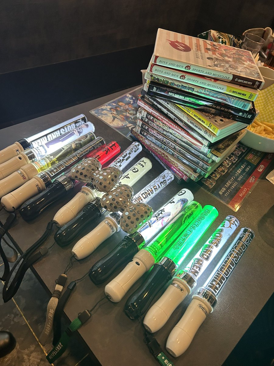 mo_oeb2's tweet photo. オタクと喋って騒いでご飯食べるだけの遠征。帰りたくない。笑 https://t.co/d8lT68OUTd