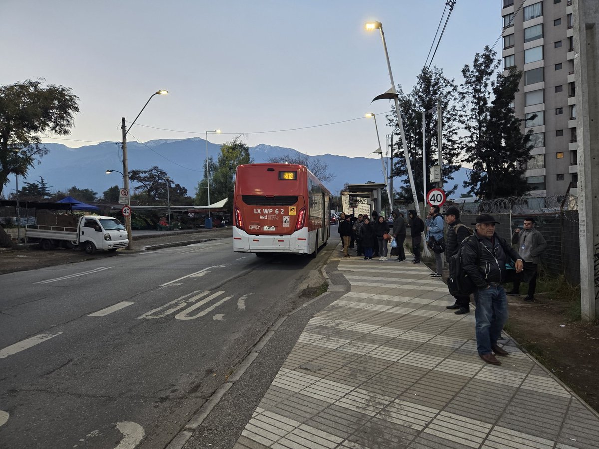 En la 418 (a las 630 AM en sábado) la gran mayoría de los usuarios pagó su pasaje. Me sorprendió un señor que subió con una caja y preguntó si había validador en la puerta de atrás. Da gusto ver que se usen y sirvan.
A esta hora temprana ya se ve harta gente en  las paradas.