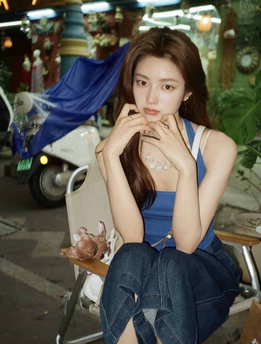 color analysis is afraid of her coz she looks ethereal in any
