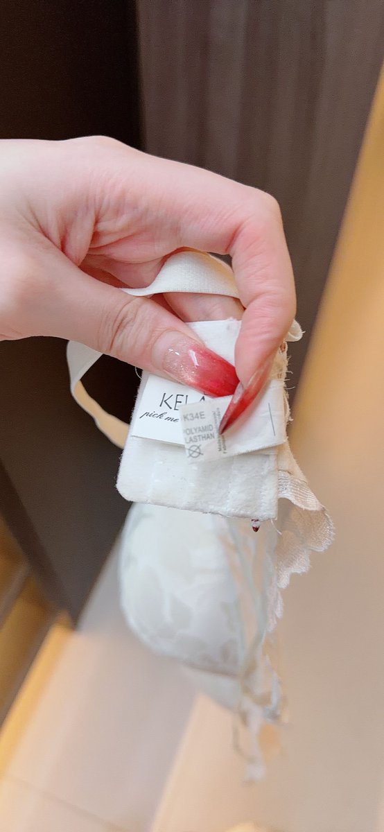 多喝牛奶真的会变大，E杯文胸穿上爆乳了，量了一下胸围差22cm，问GPT说是F杯了 https://t.co/aFaXDjEjl5